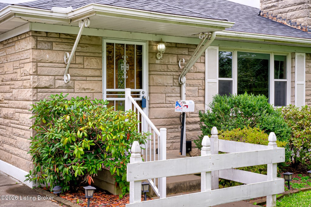 Photo of 1006 Elaine Dr, Louisville, KY 40219 (MLS # 1721876)