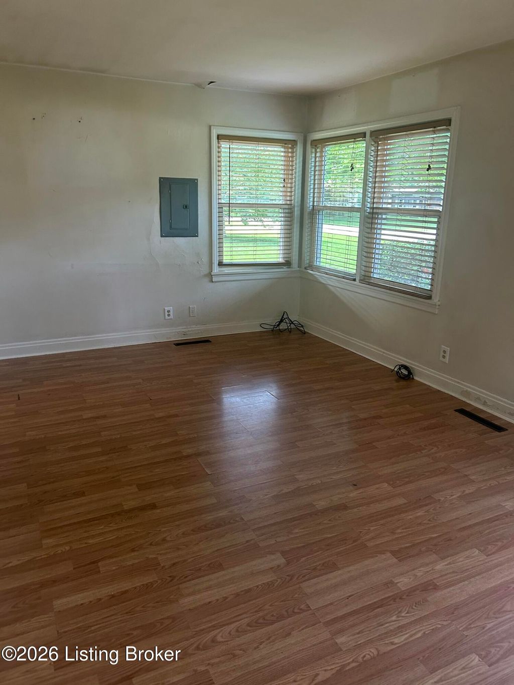 Photo of 1908 Farrington Dr, Louisville, KY 40216 (MLS # 1718798)