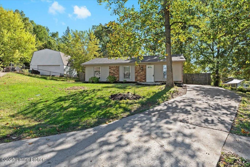 Photo of 8215 Candelabrum Pl, Louisville, KY 40214 (MLS # 1701625)