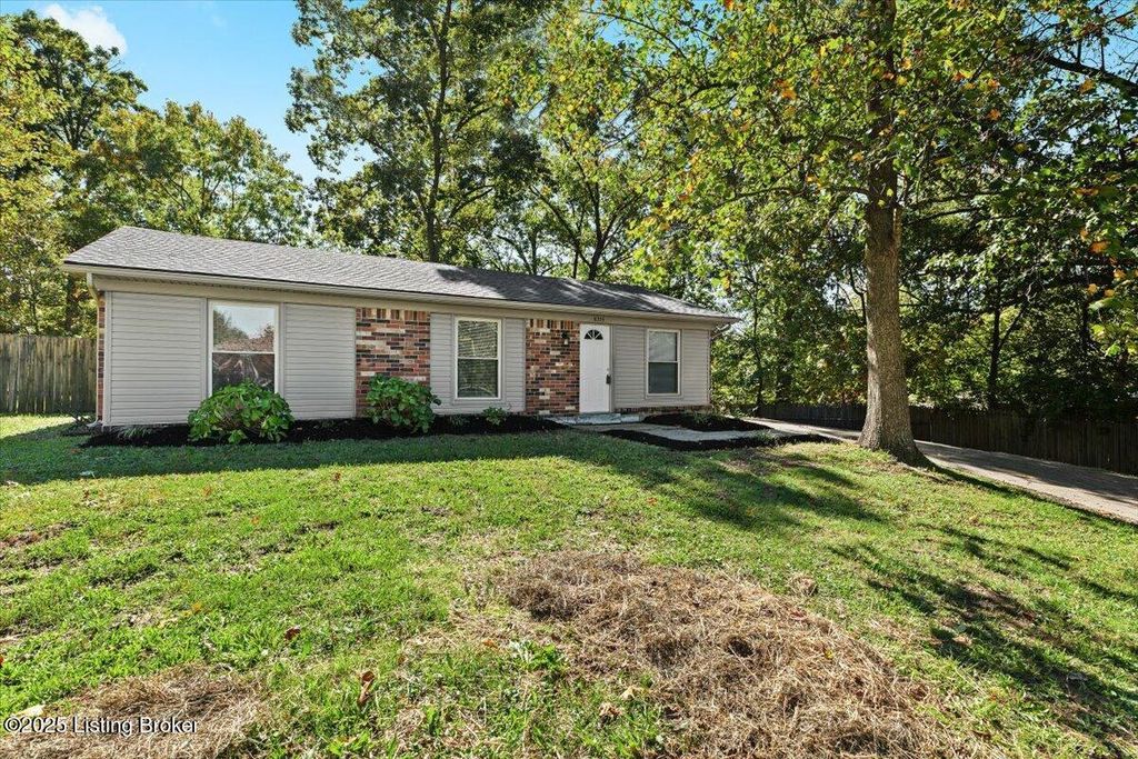 Photo of 8215 Candelabrum Pl, Louisville, KY 40214 (MLS # 1701625)
