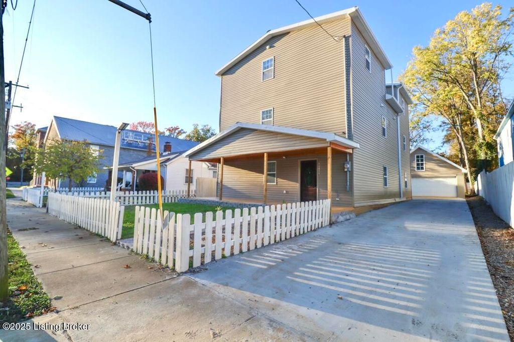 Photo of 12411 Berrytown Rd, Louisville, KY 40223 (MLS # 1704087)