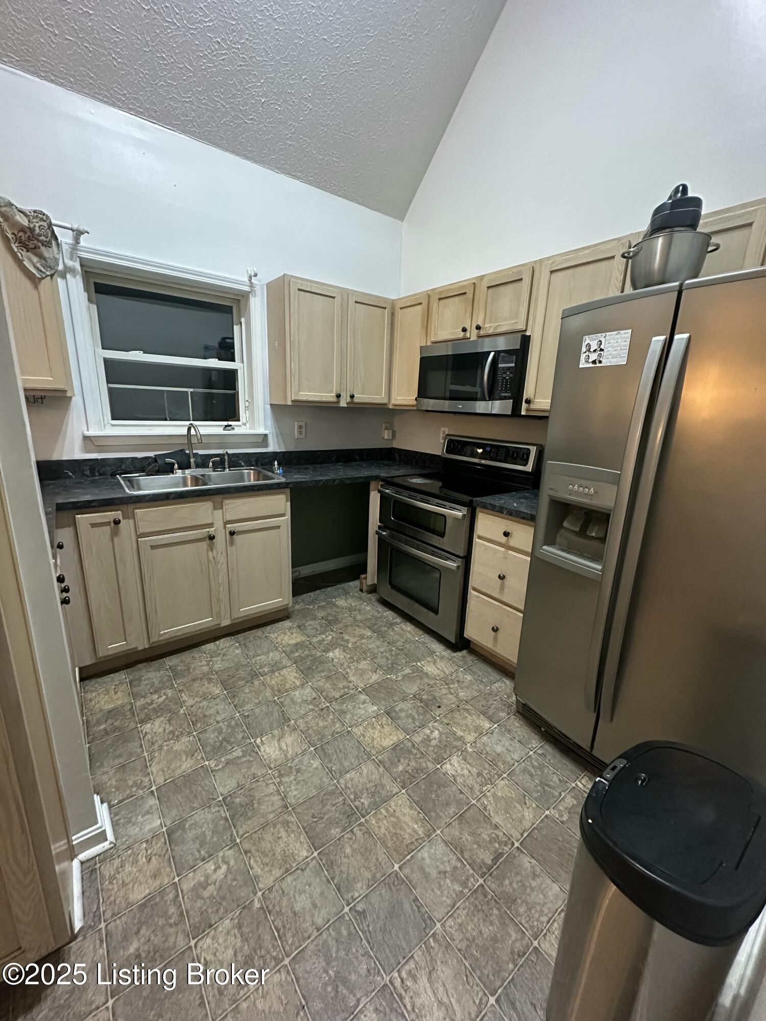 4810 Greenvale Cir, Louisville, Kentucky image 4