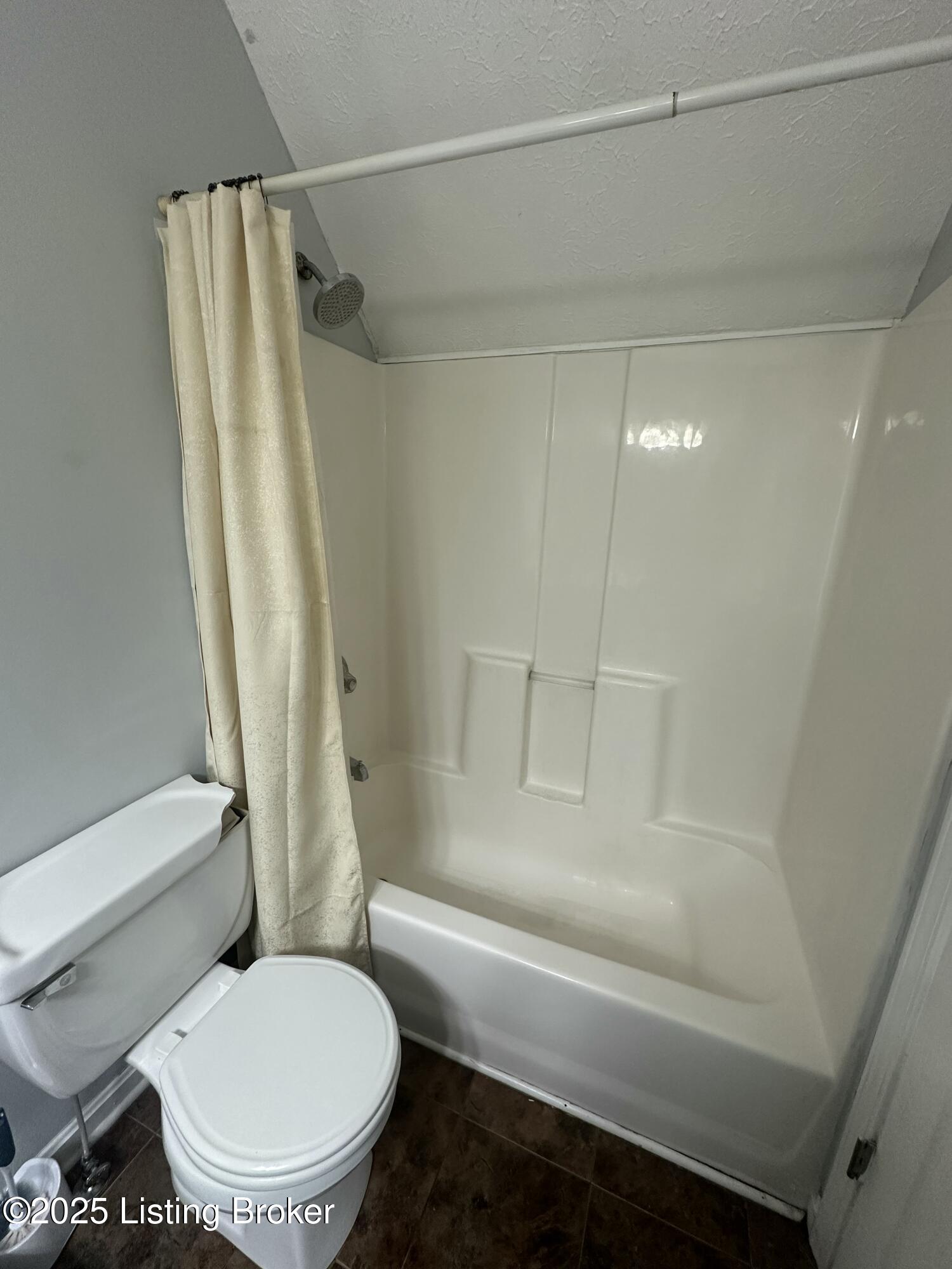 4810 Greenvale Cir, Louisville, Kentucky image 8