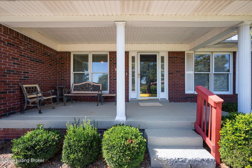 Photo of 181 Plane Tree Ct, Shepherdsville, KY 40165 (MLS # 1700095)