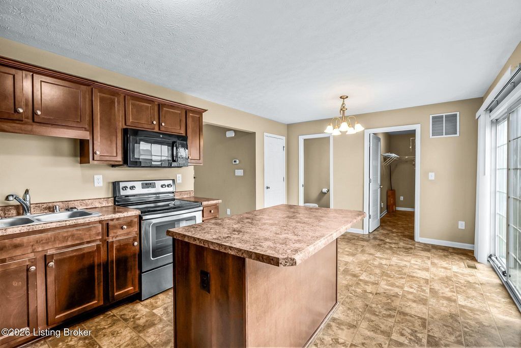 Photo of 327 Red Crest Dr, Shepherdsville, KY 40165 (MLS # 1711385)