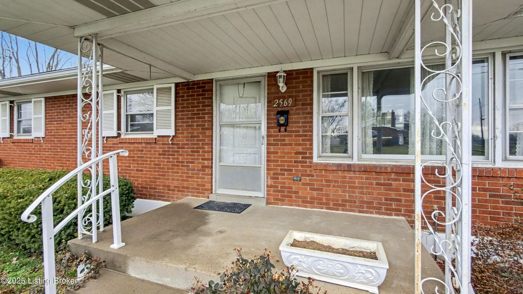 Photo of 2569 Trubart Ln, Louisville, KY 40216 (MLS # 1705798)