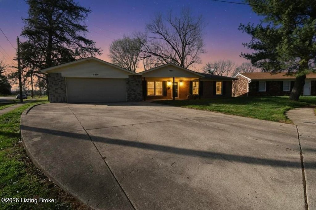 Photo of 5409 Chestnutwood Way, Louisville, KY 40272 (MLS # 1711340)