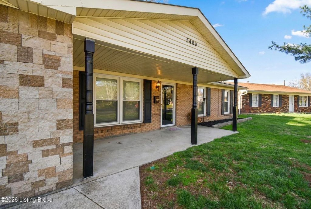 Photo of 5409 Chestnutwood Way, Louisville, KY 40272 (MLS # 1711340)