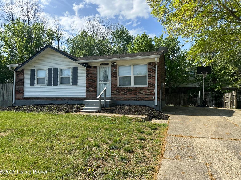 Photo of 2406 Lamborne Blvd, Louisville, KY 40272 (MLS # 1714293)