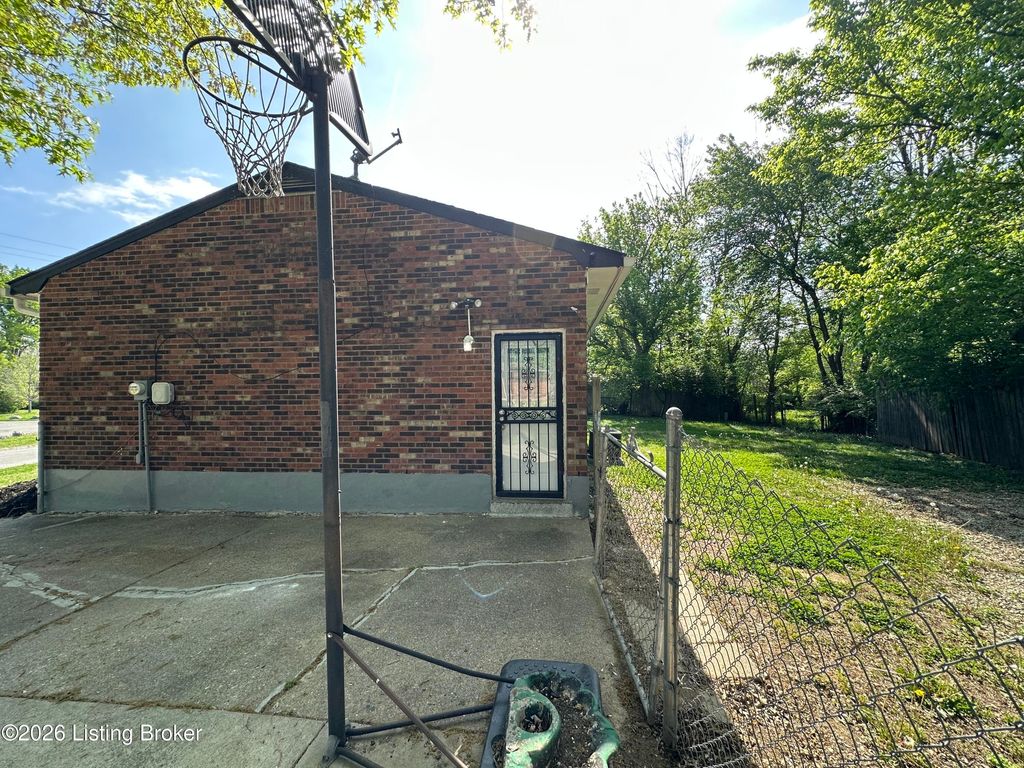 Photo of 2406 Lamborne Blvd, Louisville, KY 40272 (MLS # 1714293)