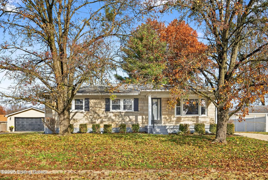 Photo of 9118 Wanlou Dr, Louisville, KY 40272 (MLS # 1705000)