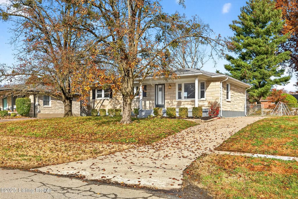 Photo of 9118 Wanlou Dr, Louisville, KY 40272 (MLS # 1705000)