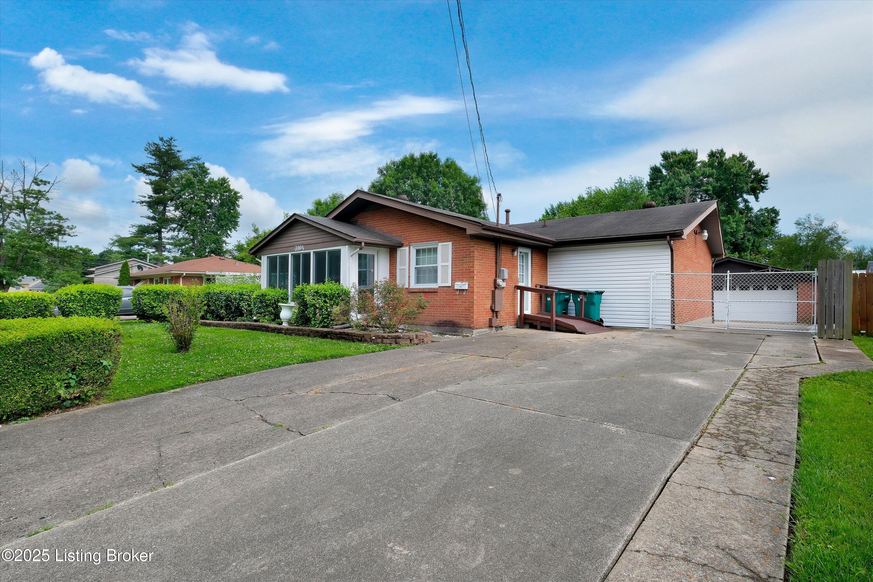 3904 Oakleaf Ln, Louisville, Pennsylvania image 2