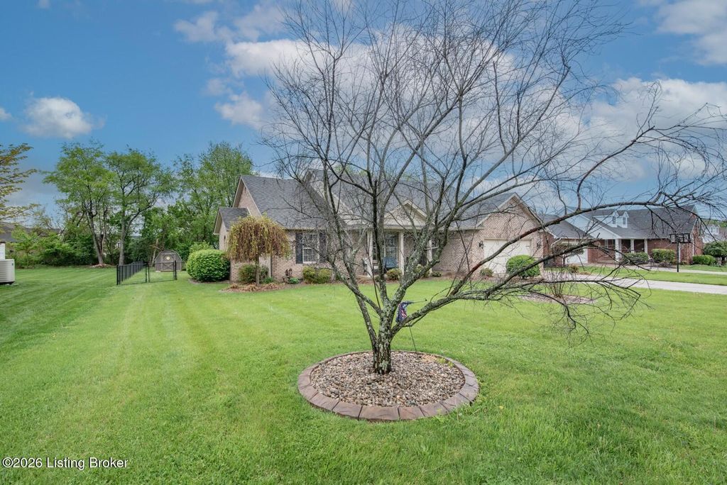 Photo of 604 Memory Ln, Elizabethtown, KY 42701 (MLS # 1714281)