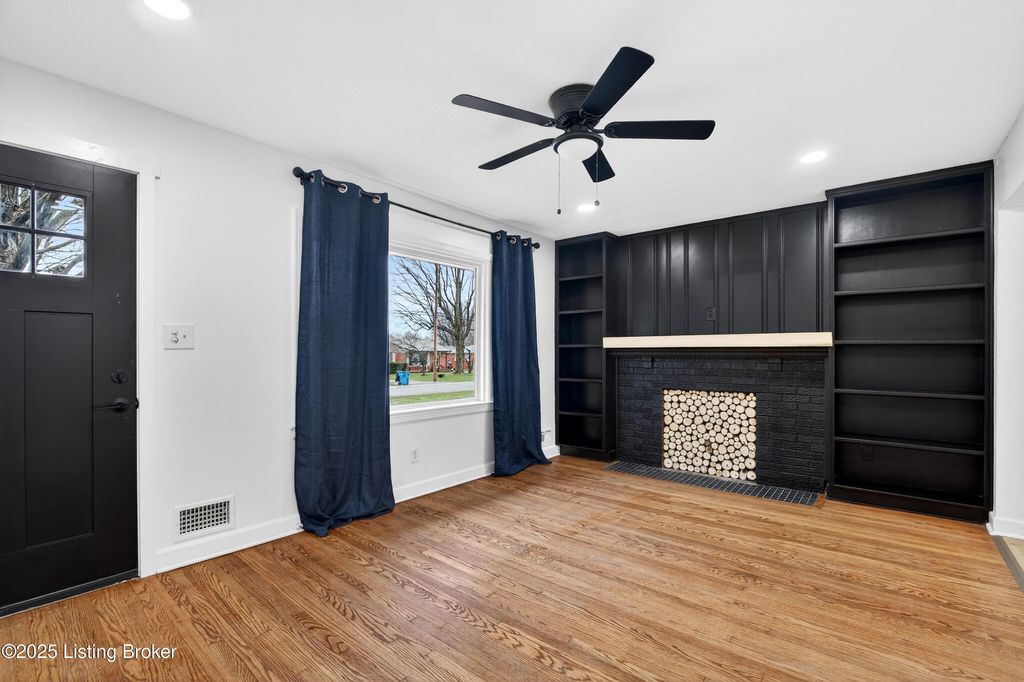 Photo of 7919 Daffodil Dr, Louisville, KY 40258 (MLS # 1708542)