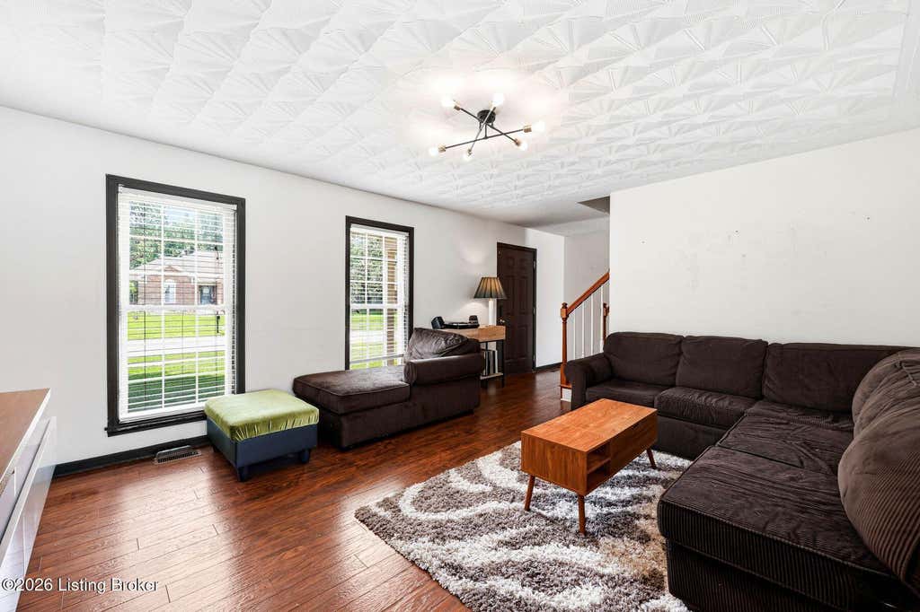 Photo of 6627 Sun Ray Dr, Louisville, KY 40272 (MLS # 1720969)