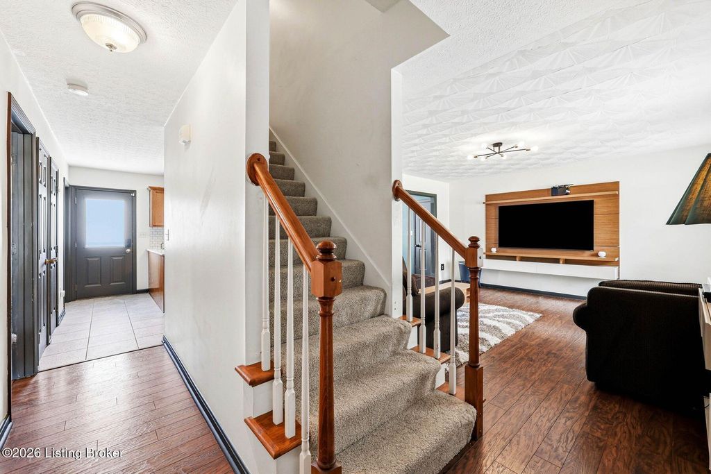 Photo of 6627 Sun Ray Dr, Louisville, KY 40272 (MLS # 1720969)