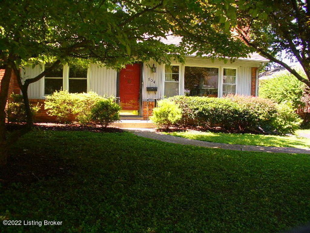 Photo of 704 Indian Ridge Rd, Louisville, KY 40207 (MLS # 1714176)