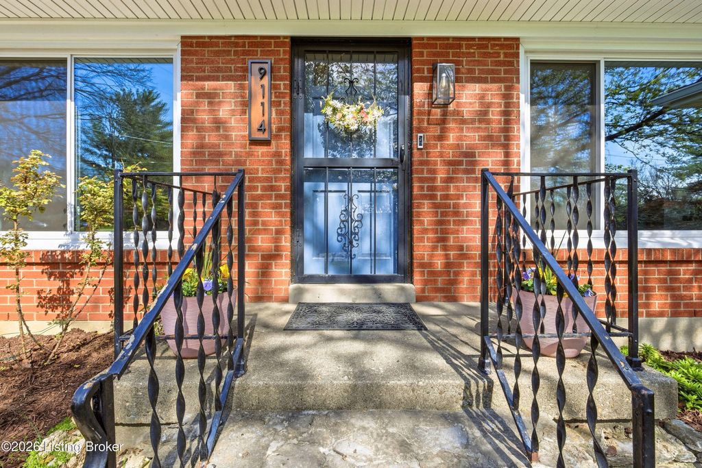 Photo of 9114 Hurstbourne Ln, Louisville, KY 40220 (MLS # 1712472)