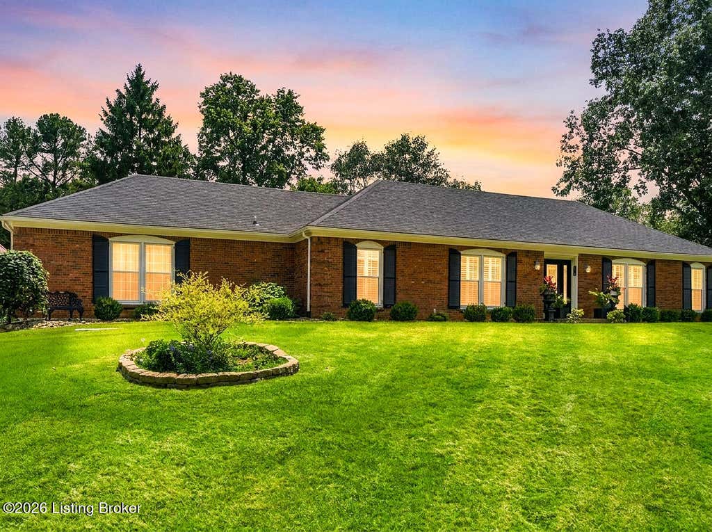 Photo of 468 Oak Crest Dr, Shelbyville, KY 40065 (MLS # 1721945)