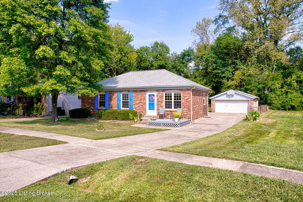 Photo of 10103 Blue Creek Dr, Louisville, KY 40229 (MLS # 1710848)