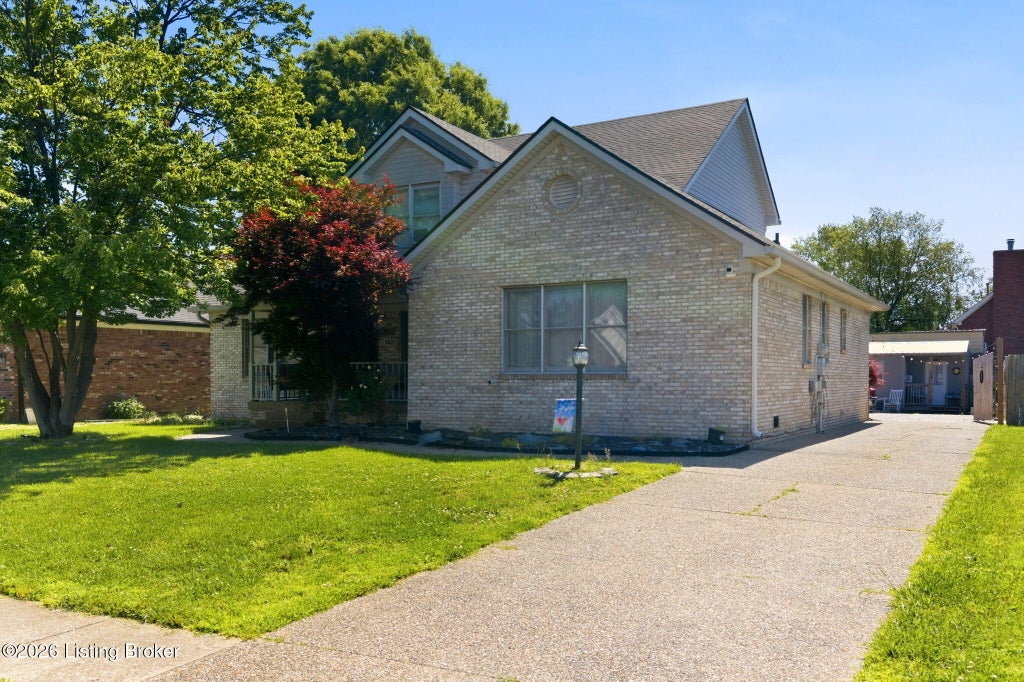 Photo of 5021 Hunters Point Cir, Louisville, KY 40216 (MLS # 1720662)