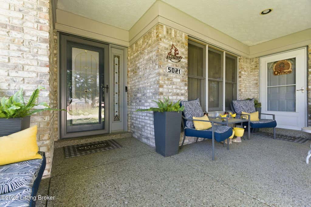 Photo of 5021 Hunters Point Cir, Louisville, KY 40216 (MLS # 1720662)