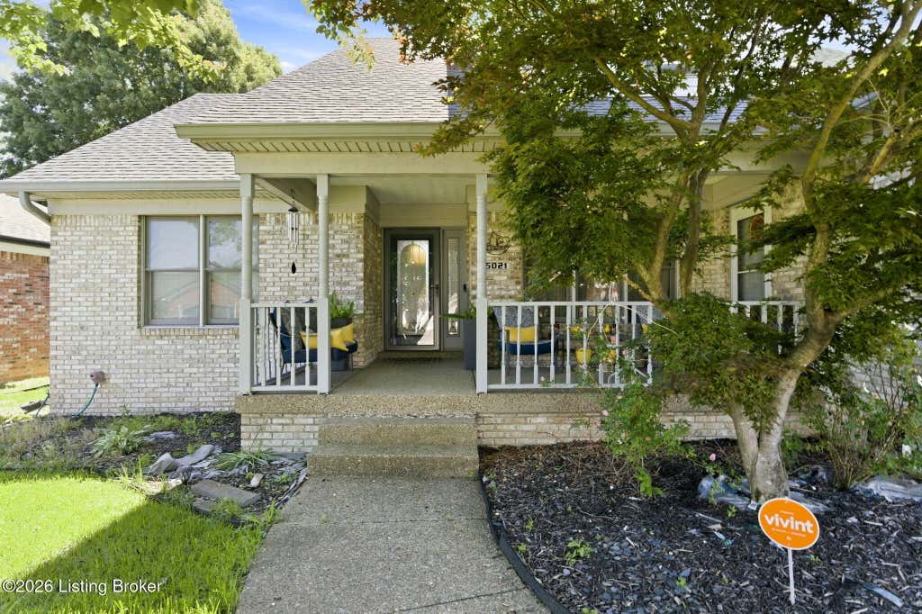 Photo of 5021 Hunters Point Cir, Louisville, KY 40216 (MLS # 1720662)