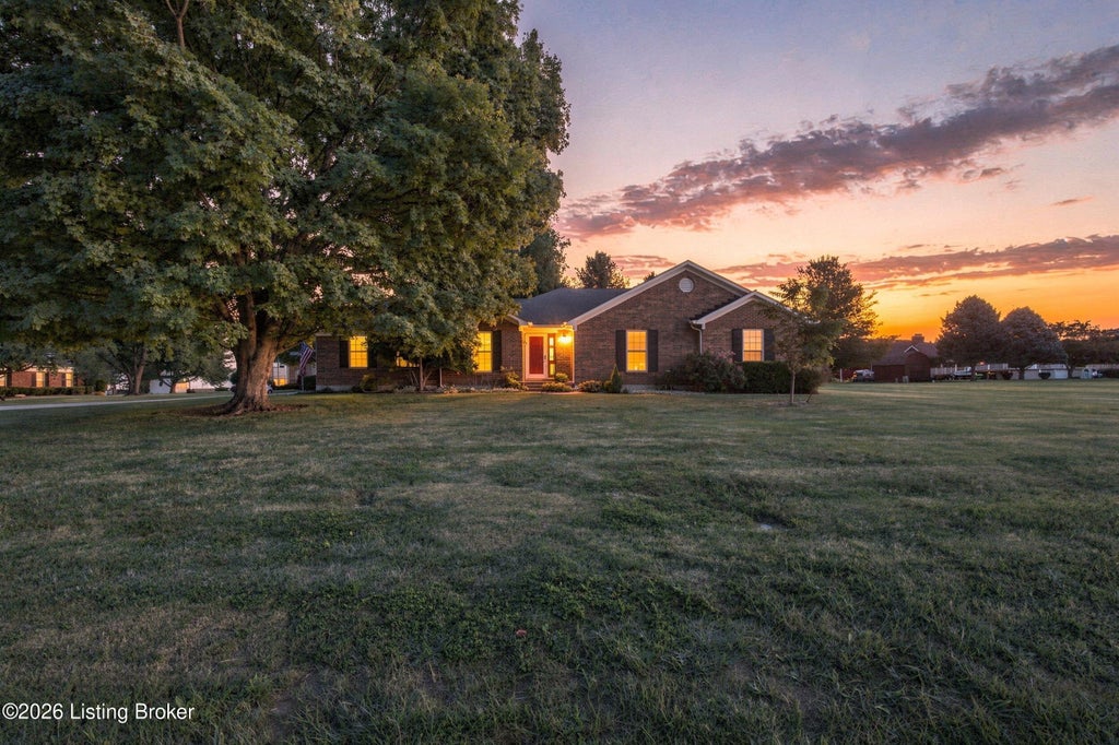 Photo of 1318 Worth Ave, Shepherdsville, KY 40165 (MLS # 1729296)