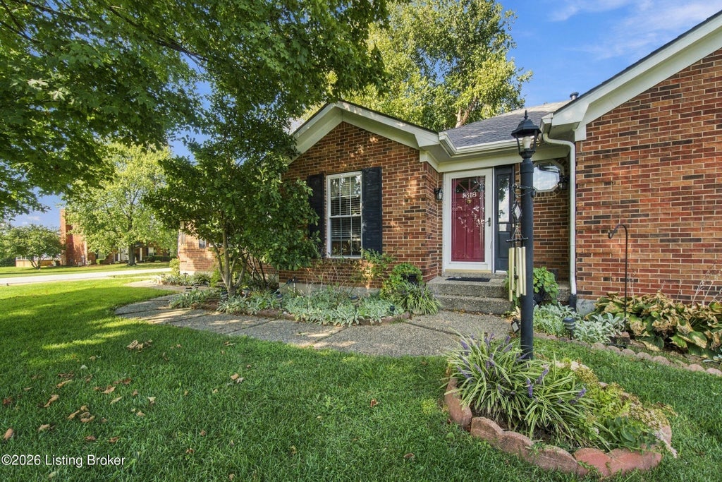 Photo of 1318 Worth Ave, Shepherdsville, KY 40165 (MLS # 1729296)
