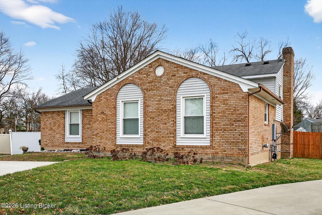 Photo of 8604 Wayfield Ct, Louisville, KY 40299 (MLS # 1709155)
