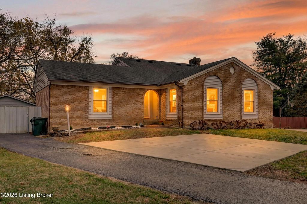 Photo of 8604 Wayfield Ct, Louisville, KY 40299 (MLS # 1709155)