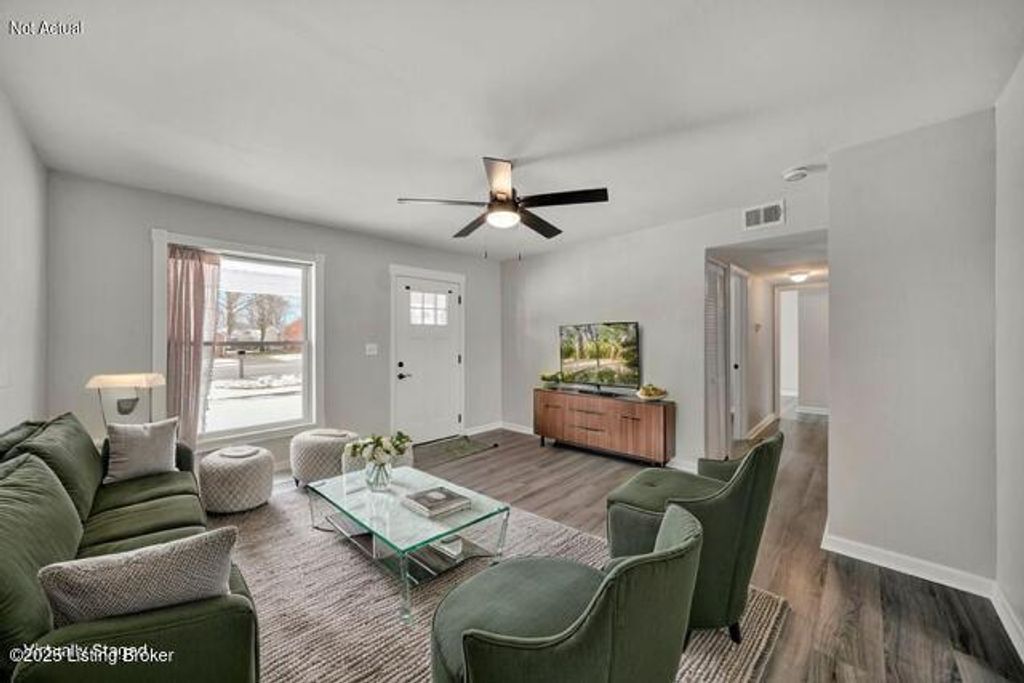 Photo of 6100 Toebbe Ln, Louisville, KY 40229 (MLS # 1705516)