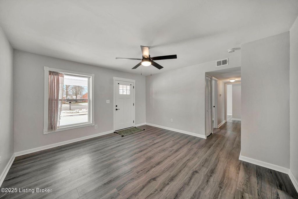 Photo of 6100 Toebbe Ln, Louisville, KY 40229 (MLS # 1705516)