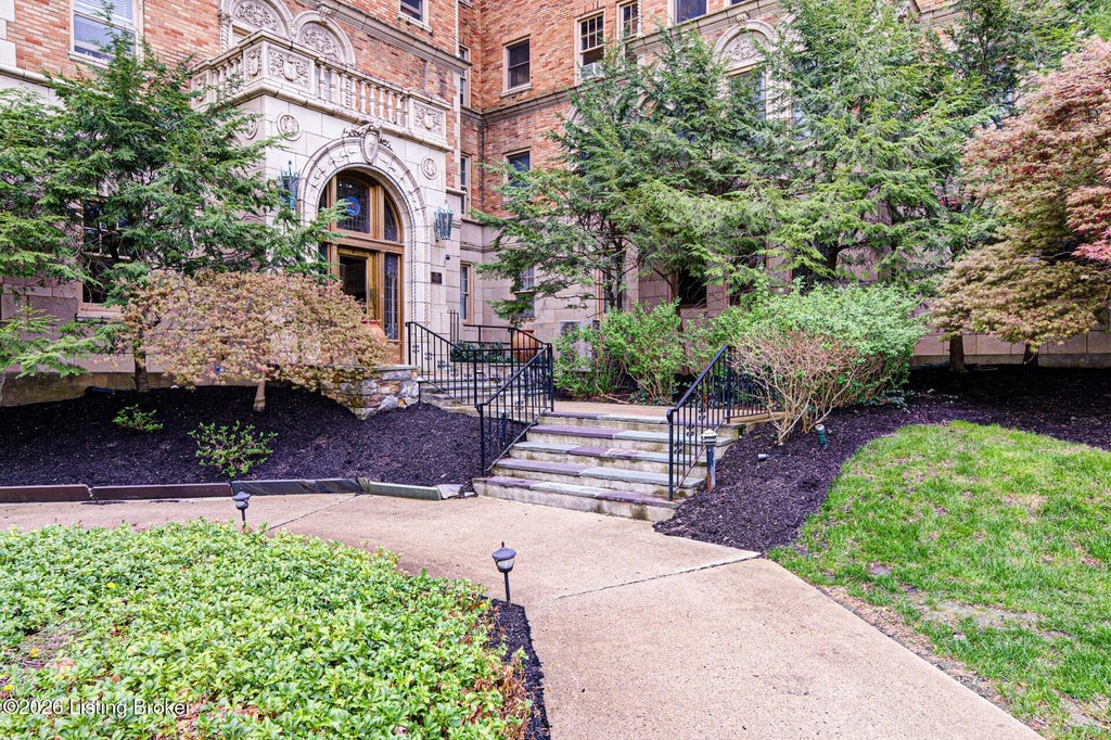 Photo of 2140 Bonnycastle Ave #9A, Louisville, KY 40205 (MLS # 1732985)