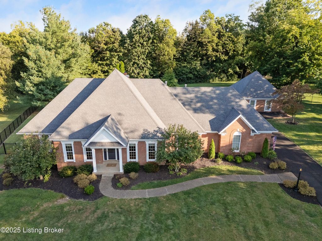 Photo of 113 Stoney Creek Ct, Pewee Valley, KY 40056 (MLS # 1698403)