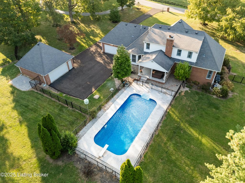 Photo of 113 Stoney Creek Ct, Pewee Valley, KY 40056 (MLS # 1698403)