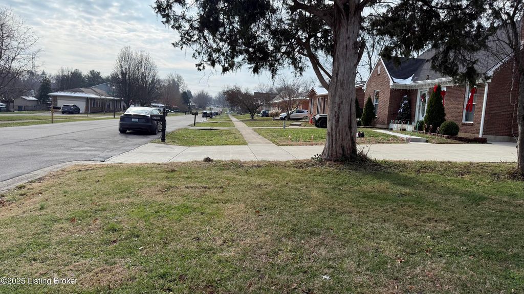 Photo of 8606 Loch Lea Ln, Jeffersontown, KY 40299 (MLS # 1704904)