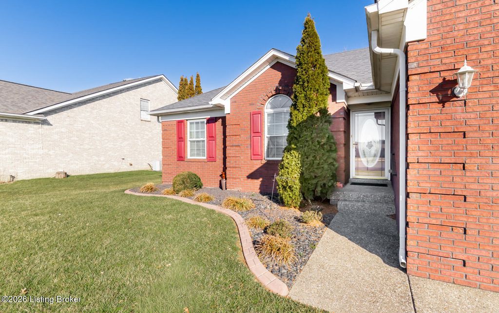 Photo of 401 Bentwood Dr, Shepherdsville, KY 40165 (MLS # 1707059)