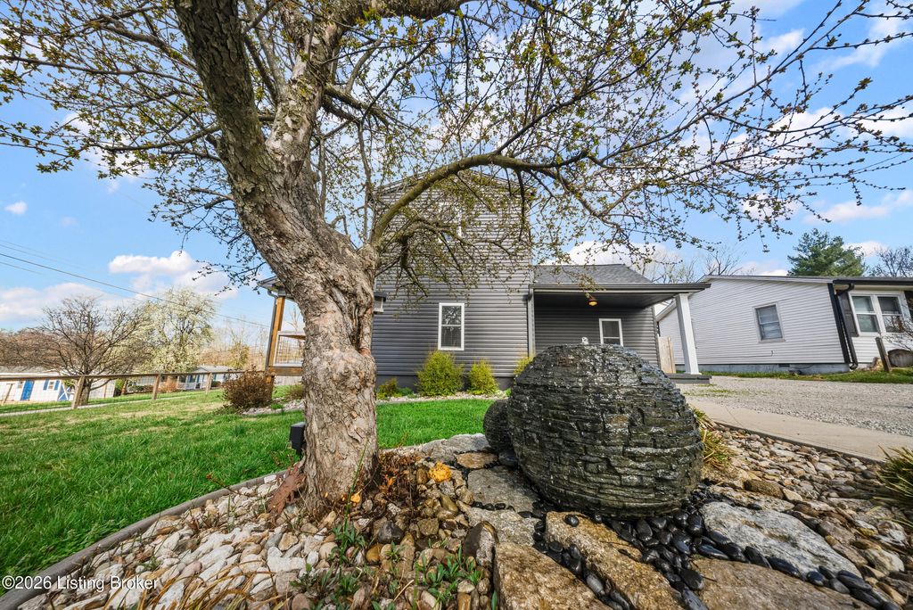 Photo of 211 Maple St, Lebanon Junction, KY 40150 (MLS # 1711054)