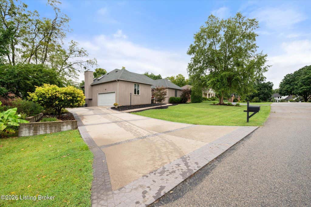 Photo of 5407 Navajo Rd, Louisville, KY 40207 (MLS # 1727158)