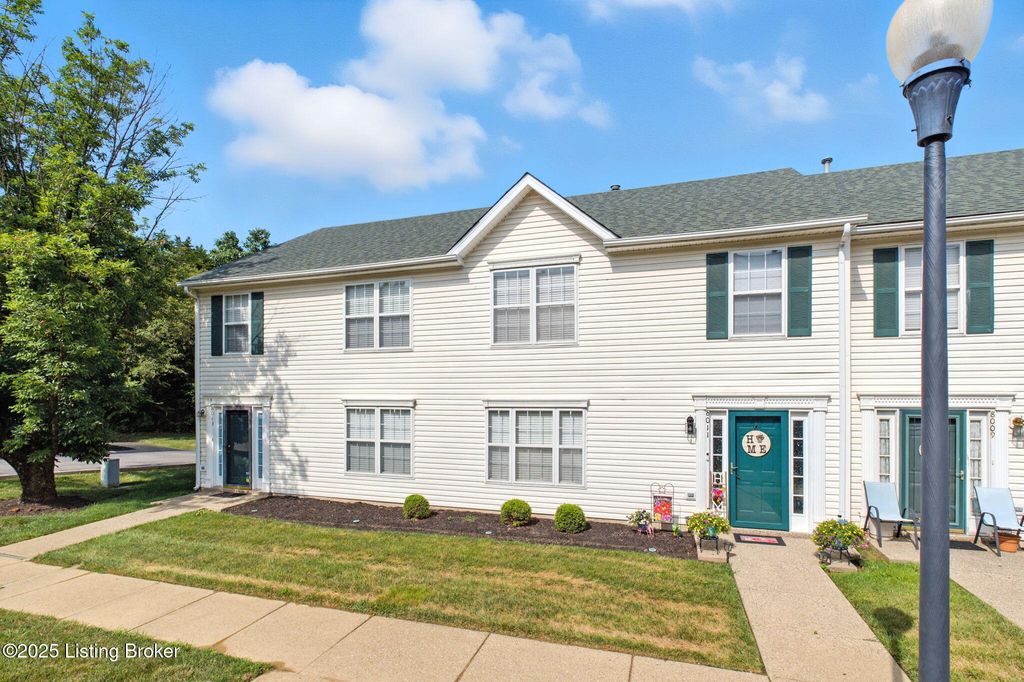 Photo of 8013 Hunter Green Way, Louisville, KY 40291 (MLS # 1704554)