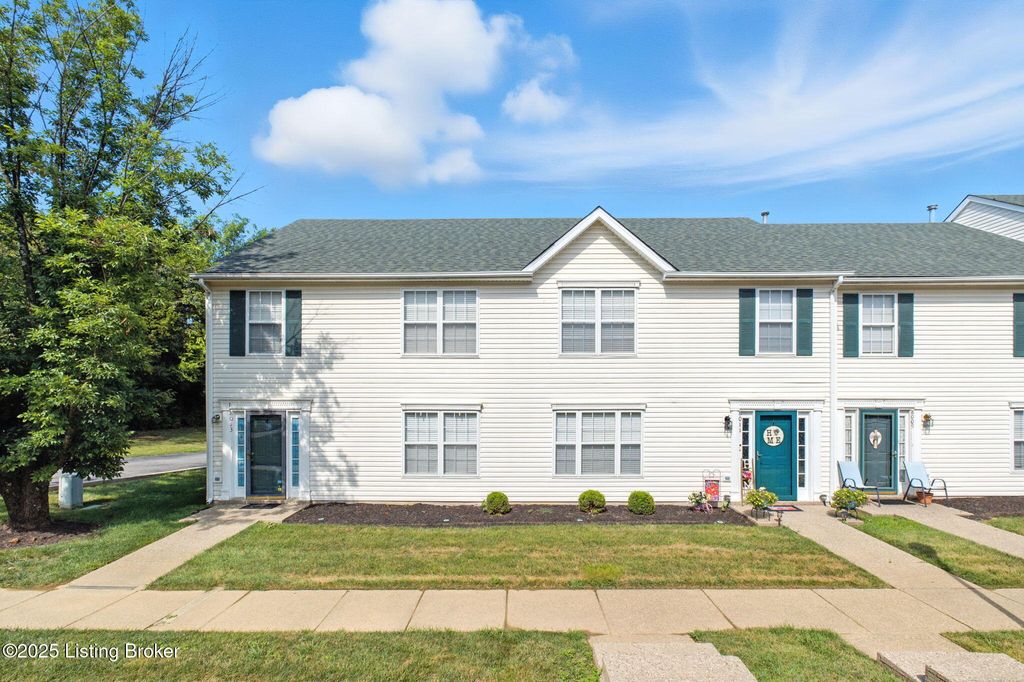 Photo of 8013 Hunter Green Way, Louisville, KY 40291 (MLS # 1704554)