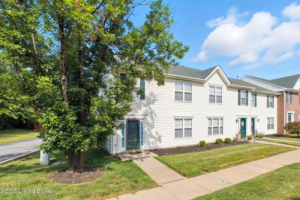 Photo of 8013 Hunter Green Way, Louisville, KY 40291 (MLS # 1704554)