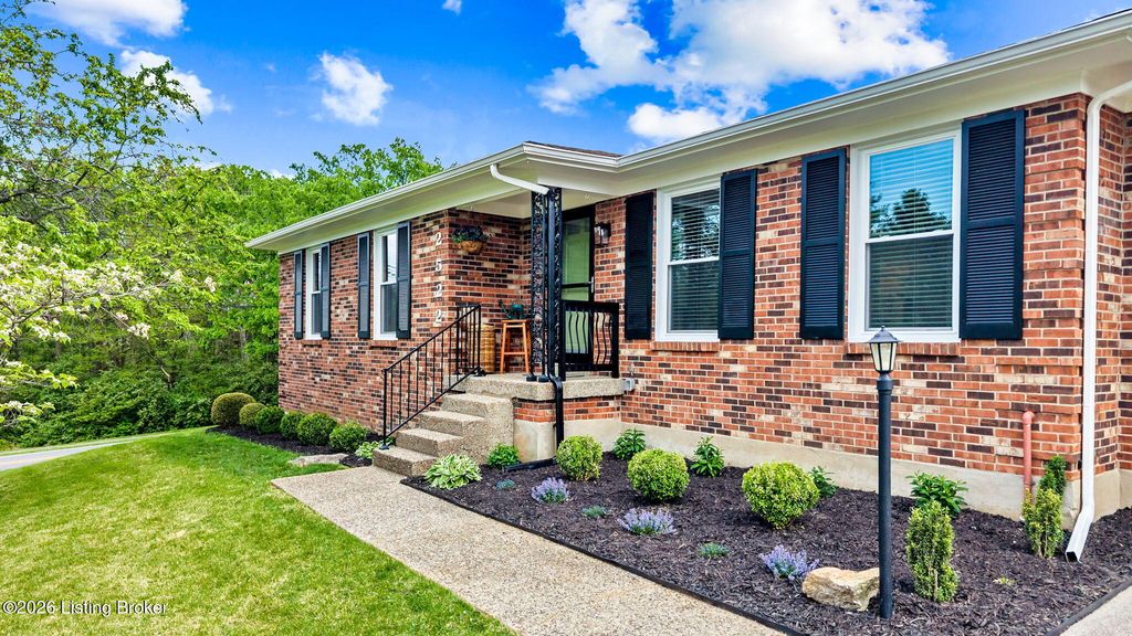 Photo of 2522 Wyeth Ct, Louisville, KY 40220 (MLS # 1714760)