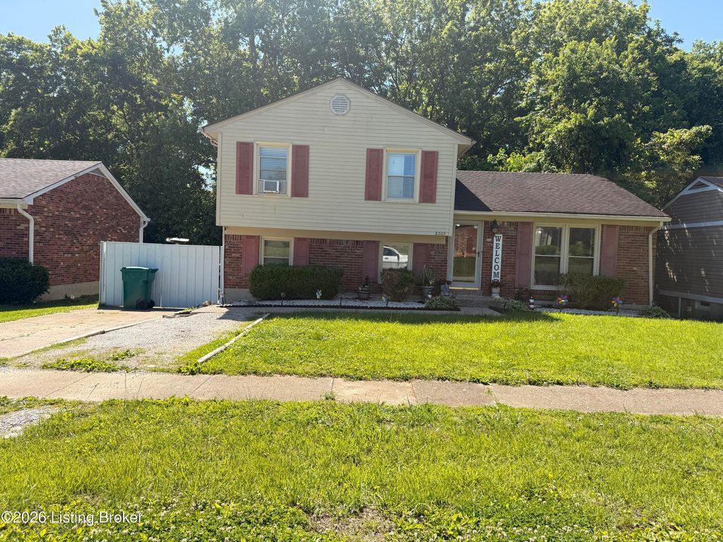 Photo of 8505 Roseborough Rd, Louisville, KY 40228 (MLS # 1717950)