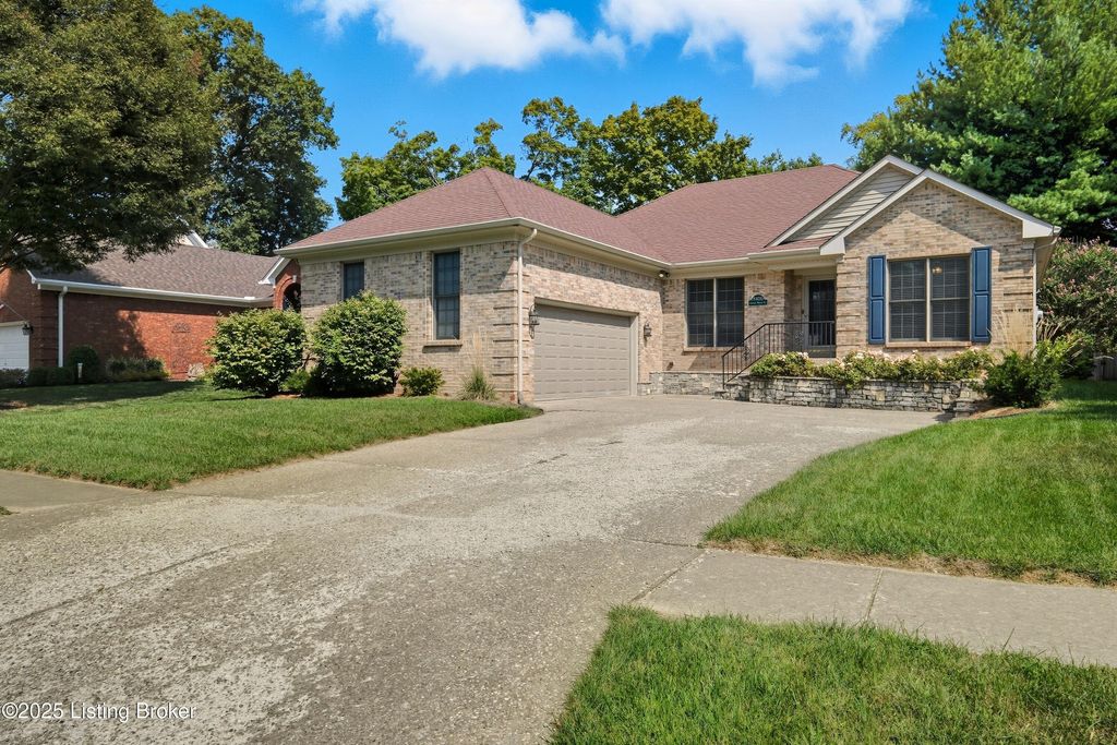 Photo of 8406 Oxford Woods Ct, Louisville, KY 40222 (MLS # 1707137)