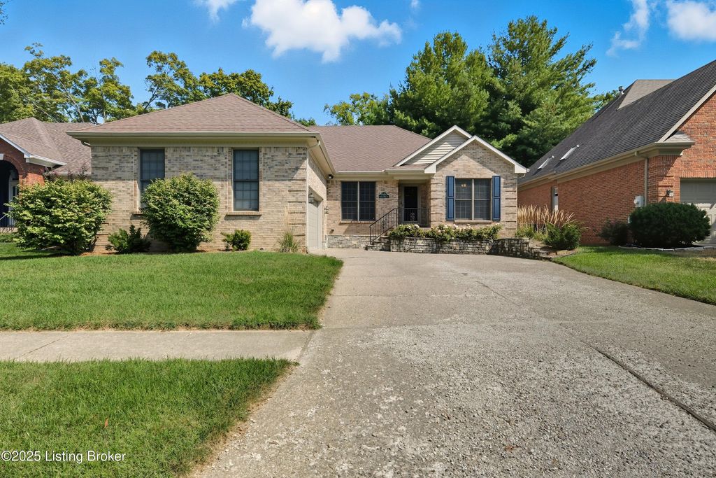 Photo of 8406 Oxford Woods Ct, Louisville, KY 40222 (MLS # 1707137)