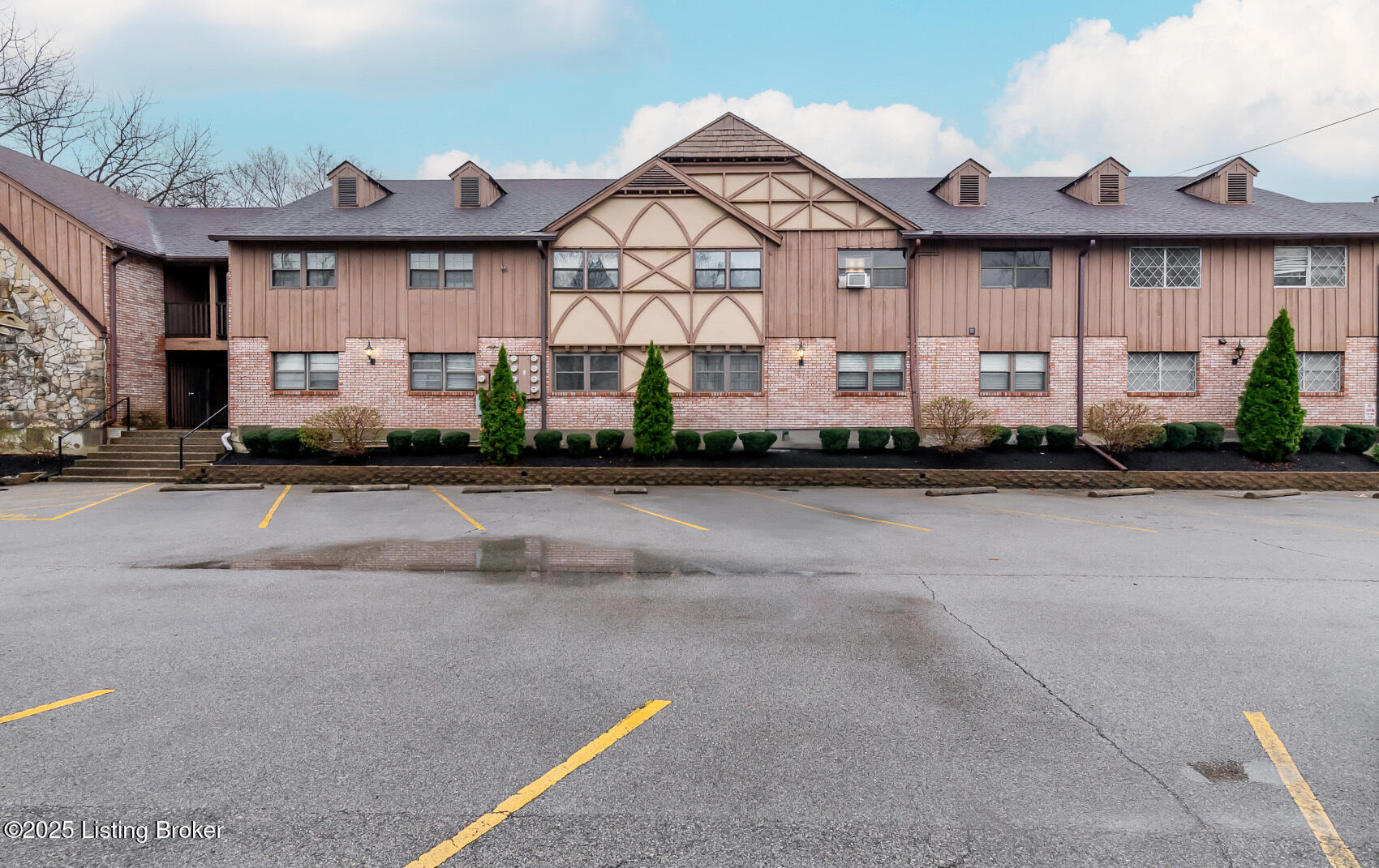 221 N Clifton Ave #APT 16, Louisville, Kentucky image 1