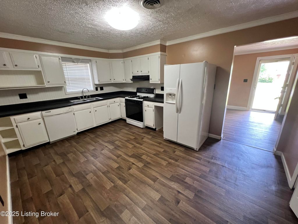 Photo of 6200 Trena Trl, Louisville, KY 40258 (MLS # 1705260)